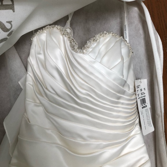 Wedding gown, never worn. - Picture 1 of 3